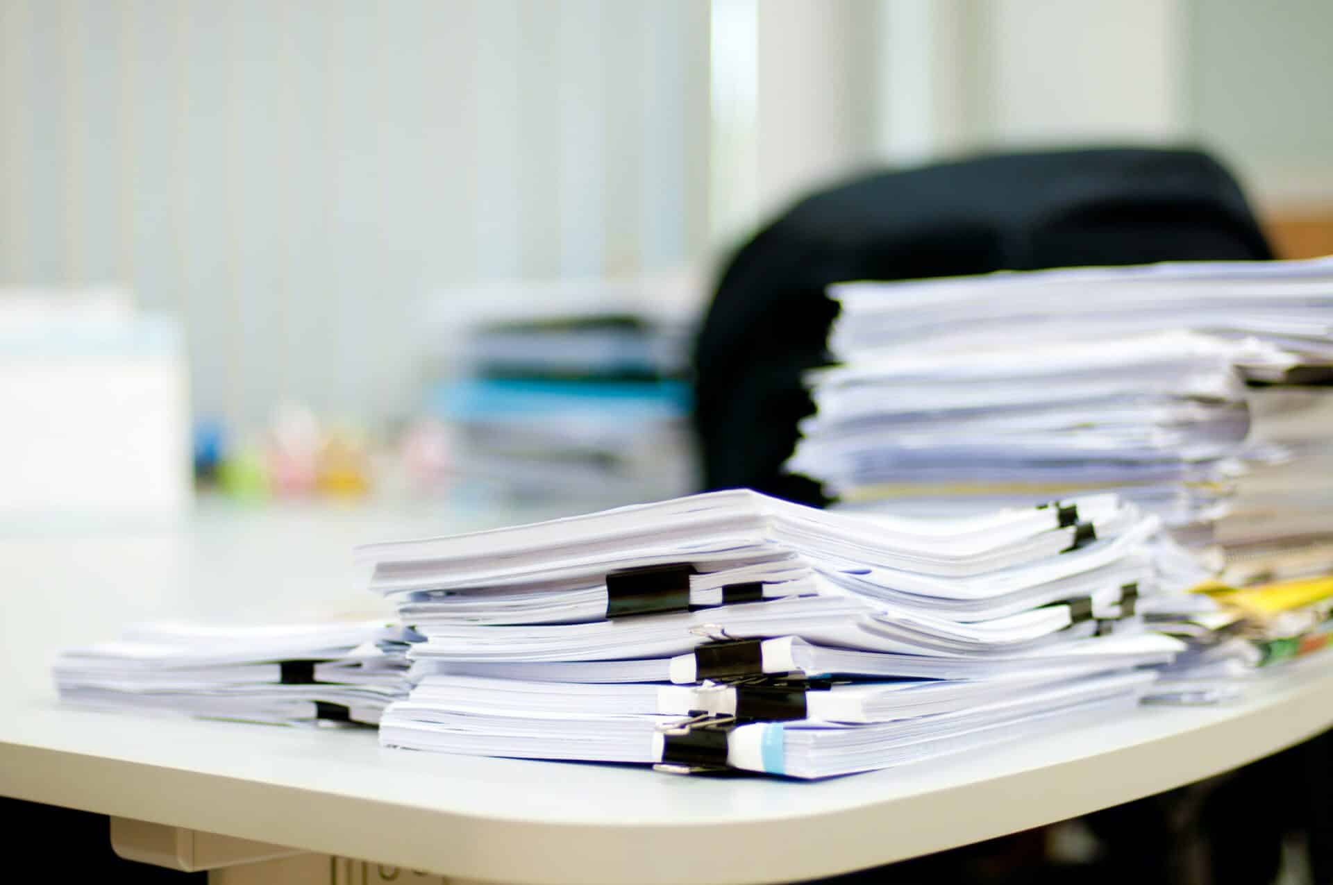 Papierstapel auf dem Schreibtisch