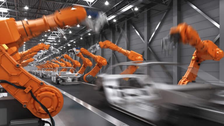 Industrieroboter in Aktion am Fließband einer automatisierten Automobilfabrik