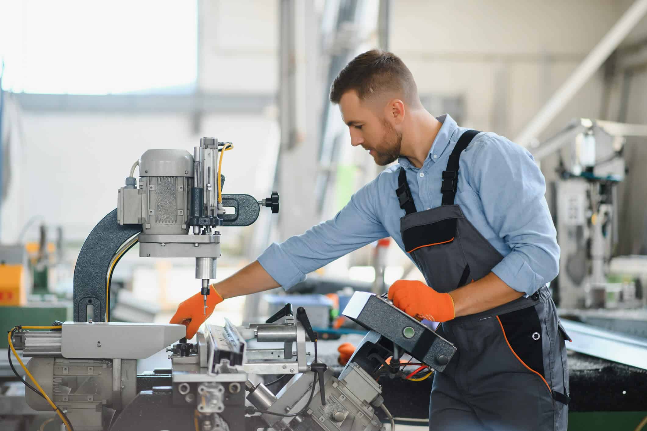 Fabrik zur Herstellung von Fenstern und Türen aus Aluminium und PVC. Arbeiter, der PVC-Fenster und -Türen von Hand montiert
