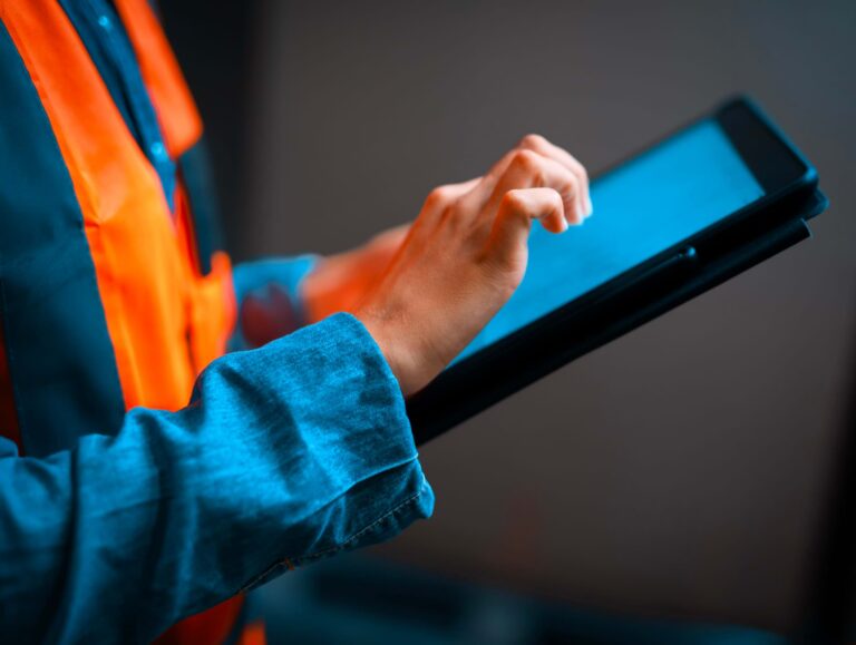 Trabalhador a introduzir dados num iPad
