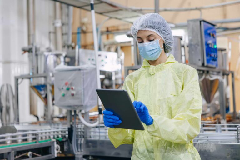 Trabajador que lleva EPI básico