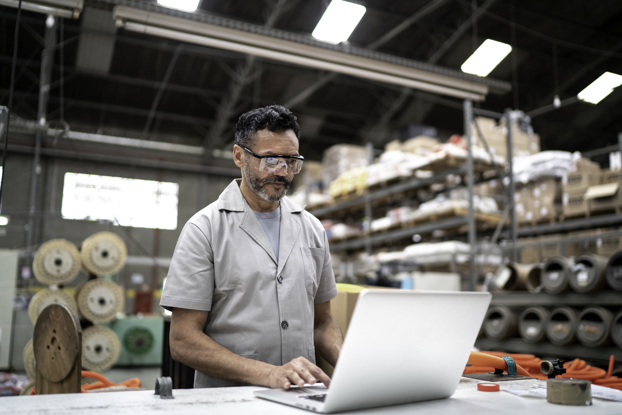 Hombres utilizando un ordenador portátil y trabajando en una fábrica