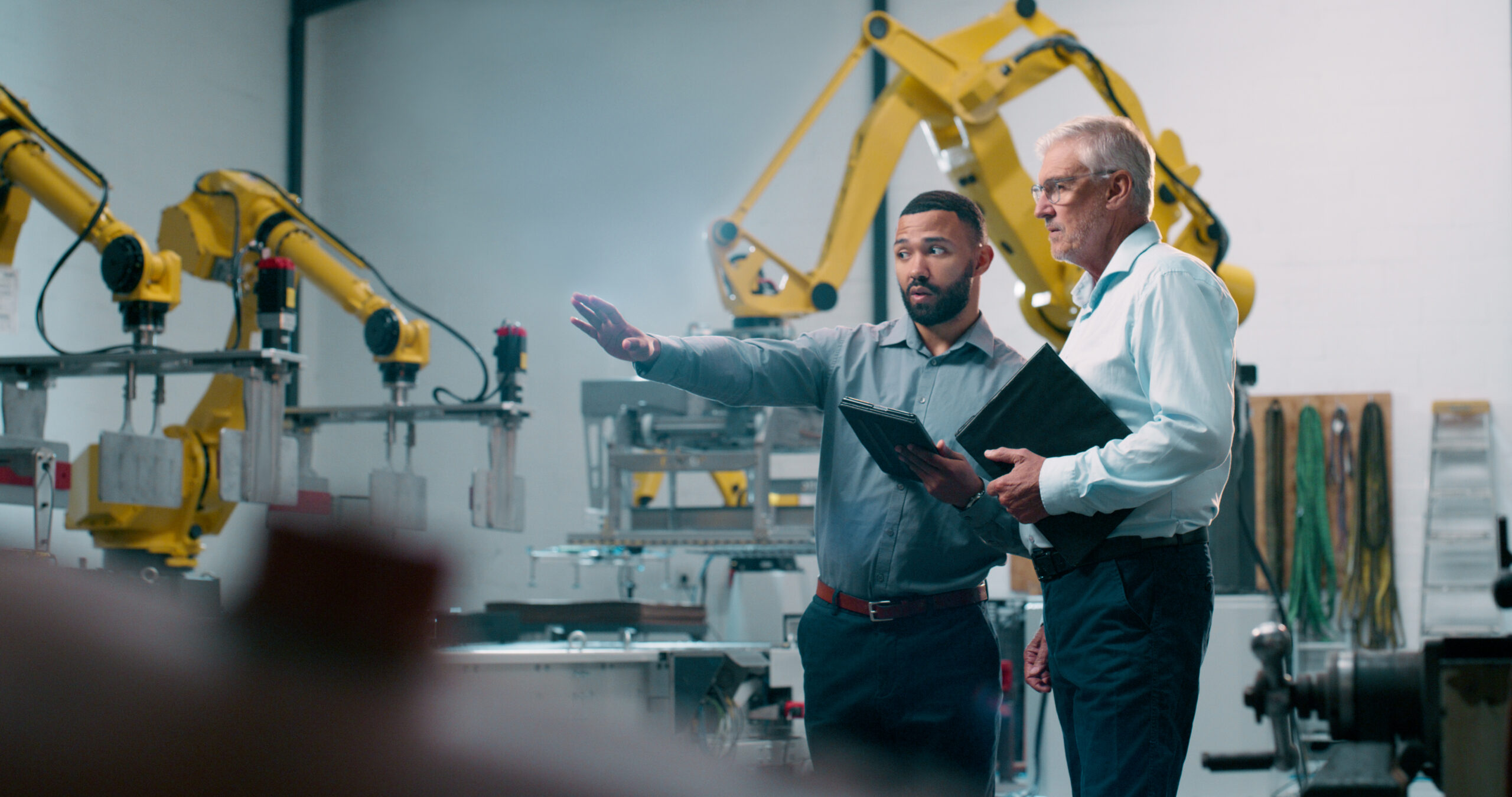 Robótica, planeamento e colaboração entre engenheiros, em conjunto com o trabalho em equipa industrial e os trabalhadores do armazém. Fábrica, engenharia e trabalho futurista na gestão da produção, com debate sobre a automatização CNC
